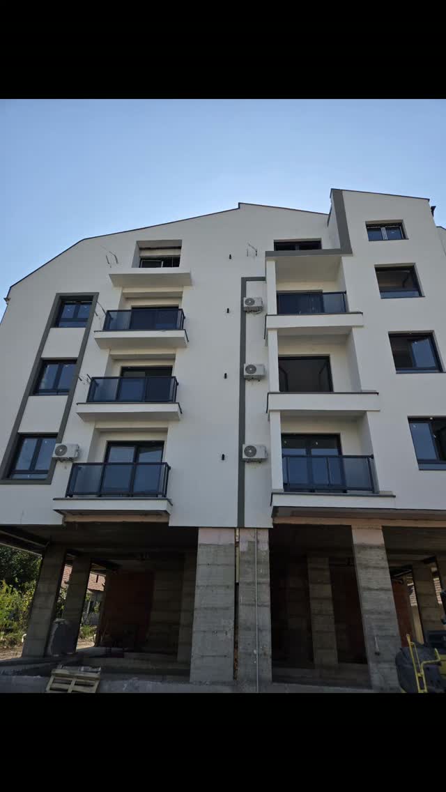 Stambena zgrada sa metalnim ogradama terasa