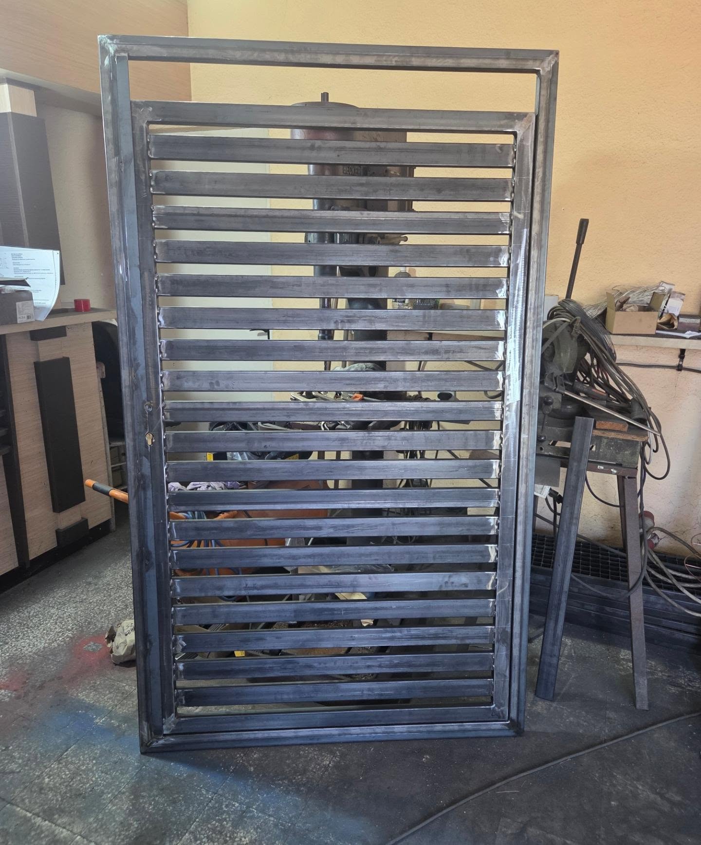 Metalni panel sa lamelama u radionici